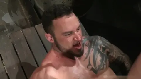 Damien Crosse mete forte no bubble butt do Seven Dixon em “Under My Skin, Part 2”