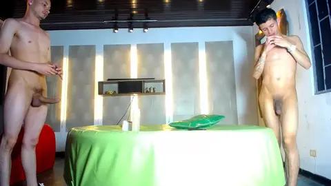 Orgia quente de twinks latinos e cam boys