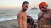 Suruba em praia de nudismo, em público!