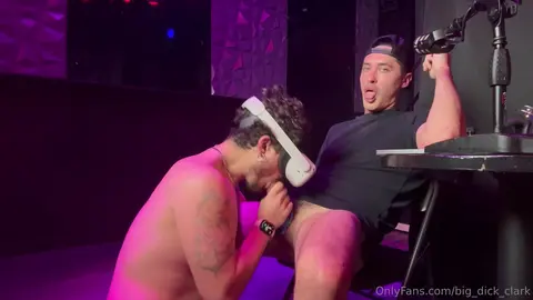 Io e @koo_raw ci eccitiamo in VR mentre nella stanza accanto c’è una festa.