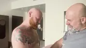 Behaarter Daddy-Bär HotDadVentures fickt den rothaarigen Hengst Logan Stanley (Teil 1)