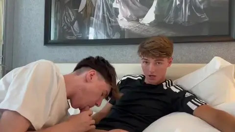 Threesome di twink hot in hotel – Svandy