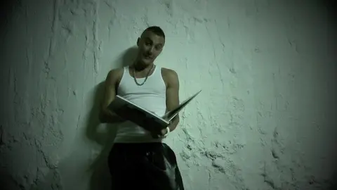 Fabian Esteban im Bad-Boy-Look wichst im Parkhaus