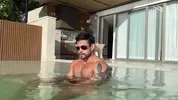 Alejo Ospina: Scopata in piscina