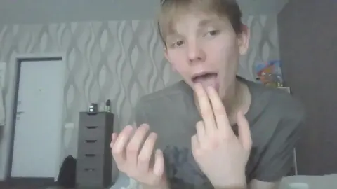 Show porno con twink sexy – SweetBoyX (tube)