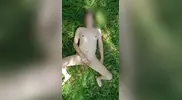 Punheta pelado na grama