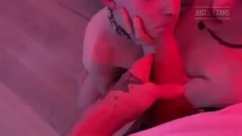 De rodillas en el grifo: a tragar, bros