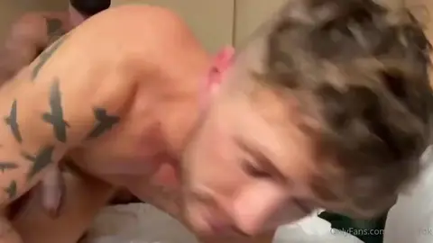 Braungebrannter Muskelhunk fickt einen heißen jungen Typen