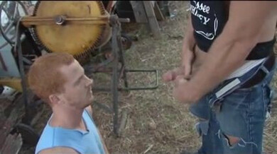 Twink wird draußen von einem reifen Daddy gefickt