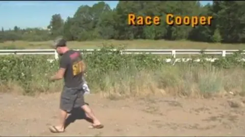 Twink wird draußen von einem reifen Daddy gefickt