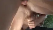Twink wird draußen von einem reifen Daddy gefickt