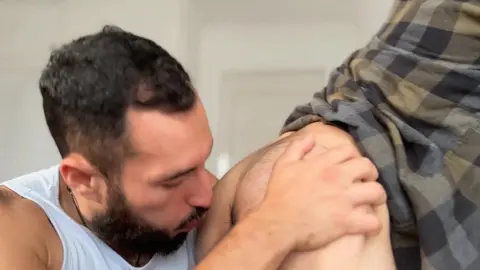 El nuevo inquilino viene a ver la habitación