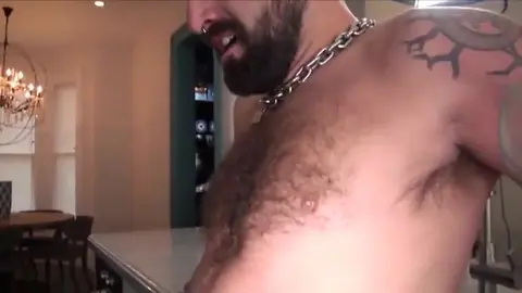 Baise sur la table de la cuisine