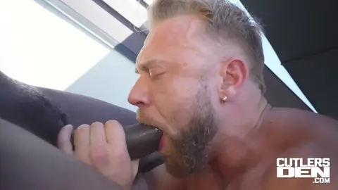 ¿Twink rubio en gangbang?