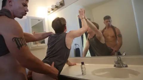 Gangbang en el baño