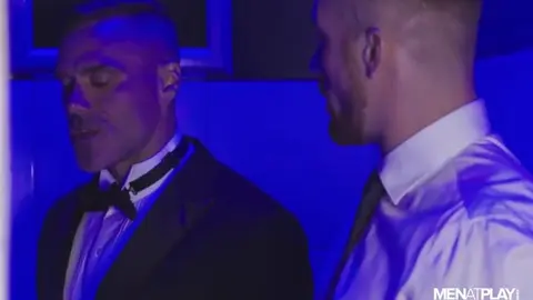 Uomini in giacca e cravatta