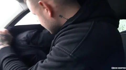 CzechHunter 823 – Denny, Slavo – Follada en el asiento trasero con un novato