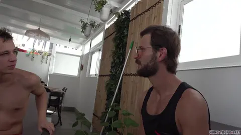 Top poilu XXL bareback avec mec kinky en sueur