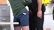 Twink im Security-Büro erwischt und gefickt