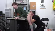 Twink im Security-Büro erwischt und gefickt