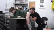 Twink im Security-Büro erwischt und gefickt