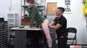 Twink im Security-Büro erwischt und gefickt