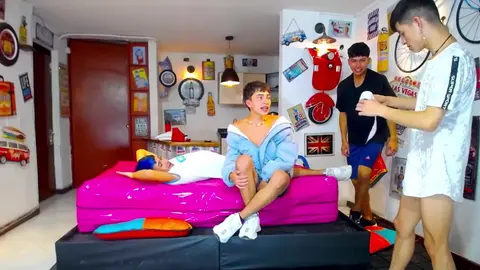 Heiße sexy Twinks & Camboys — Gay Tube