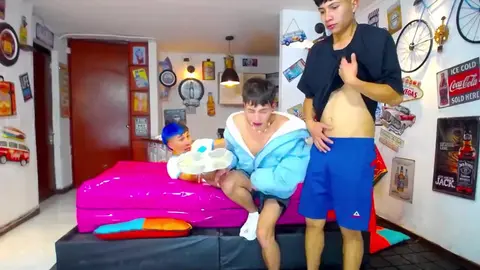 Heiße sexy Twinks & Camboys — Gay Tube