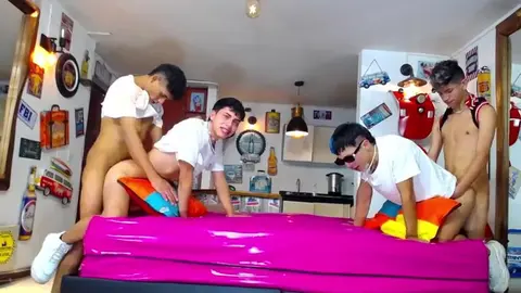 Sexy Twink-Gruppenorgie – Gay Tube Show