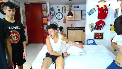 Show de twinks súper hot en grupo (camboys)