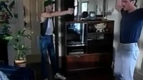 Intruders: Schwanz hart, bereit für fette Ladungen