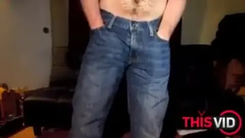 Tipo chiacchierone prova nuovi profumi