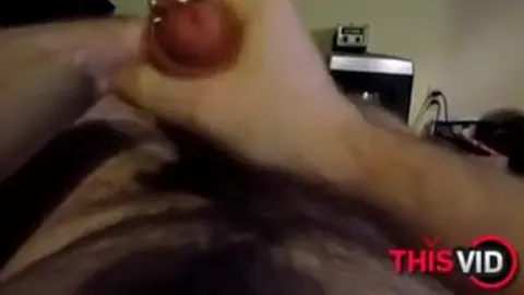 Redseliger Typ testet neue Düfte