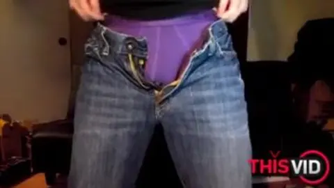 Tipo chiacchierone prova nuovi profumi