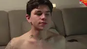 geiler twink wichst live auf der cam