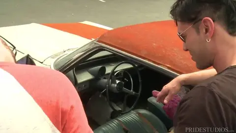 Pride Studios: Alexander Garrett fickt Jay Donahue in 'Klassischer Wagen für großen Schwanz'