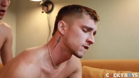 Homens de Wall Street Dylan Roberts e Shay Michaels comem o cu