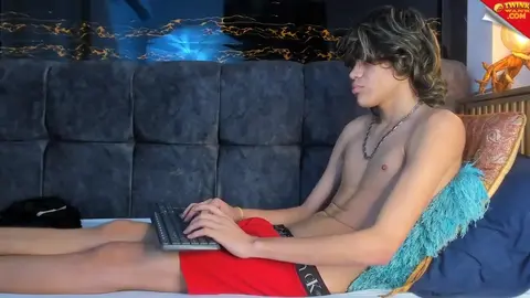 Due twink sexy Matty e Aiden scopano a pelo