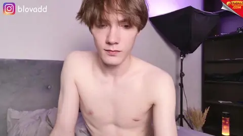 Sexy twink camboy callmeninoseven show porno quente
