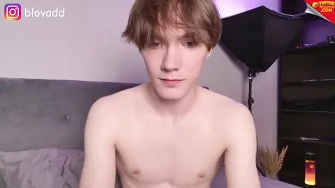 Sexy twink camboy callmeninoseven show porno quente