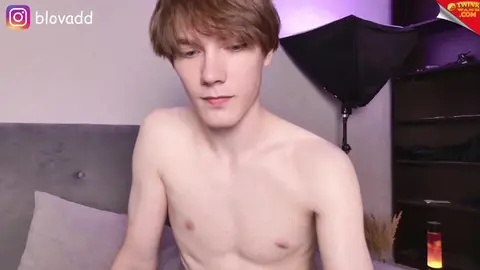 Sexy twink camboy callmeninoseven show porno caldo