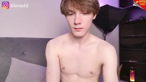 Sexy twink camboy callmeninoseven show porno quente
