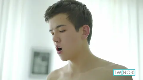 O gato James destrói o bundinha do twink Xander!