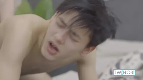 Le Twink Logan se fait défoncer le cul par Michael le roux!