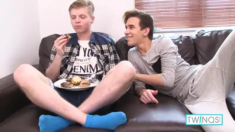 Le petit James se fait enculer la gorge par William le coquin!