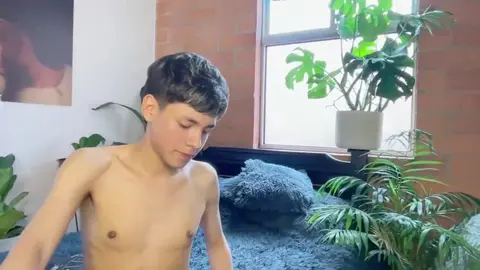 Spectacle porno twink avec le camboy Andy Belier