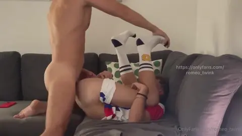 Couple de twinks chauds - Romeo et Valentino en action à domicile