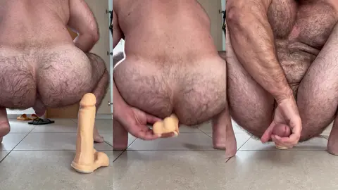 Mec poilu et salaud chevauchant son jouet