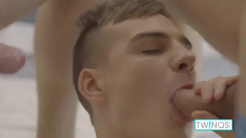 Michael & Logan se turnan follando el culo de Lucas