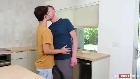 Sexy coppia porno daddy twink Kody e Sam